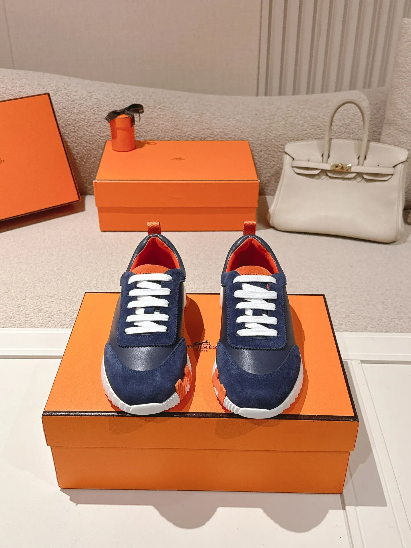 Men's shoes 💰600💰 Hermes top version # Hermès H family classic couple's casual sports shoes Couple's casual sports dad shoes combine high-tech canvas and suede goatskin, and are decorated with an exaggerated "H" letter on the rubber sole. The italic design and bright colors show vitality and continue the brand's design inspiration. Stroll around the city lightly and feel free and comfortable. Exquisitely packaged at the delivery counter 🛍📦 Fabric: Original special material and cow suede Lining: Customized breathable mesh Outsole: Open-molded TPU + rubber foam material Bottom thickness: 3CM Size: 35-45